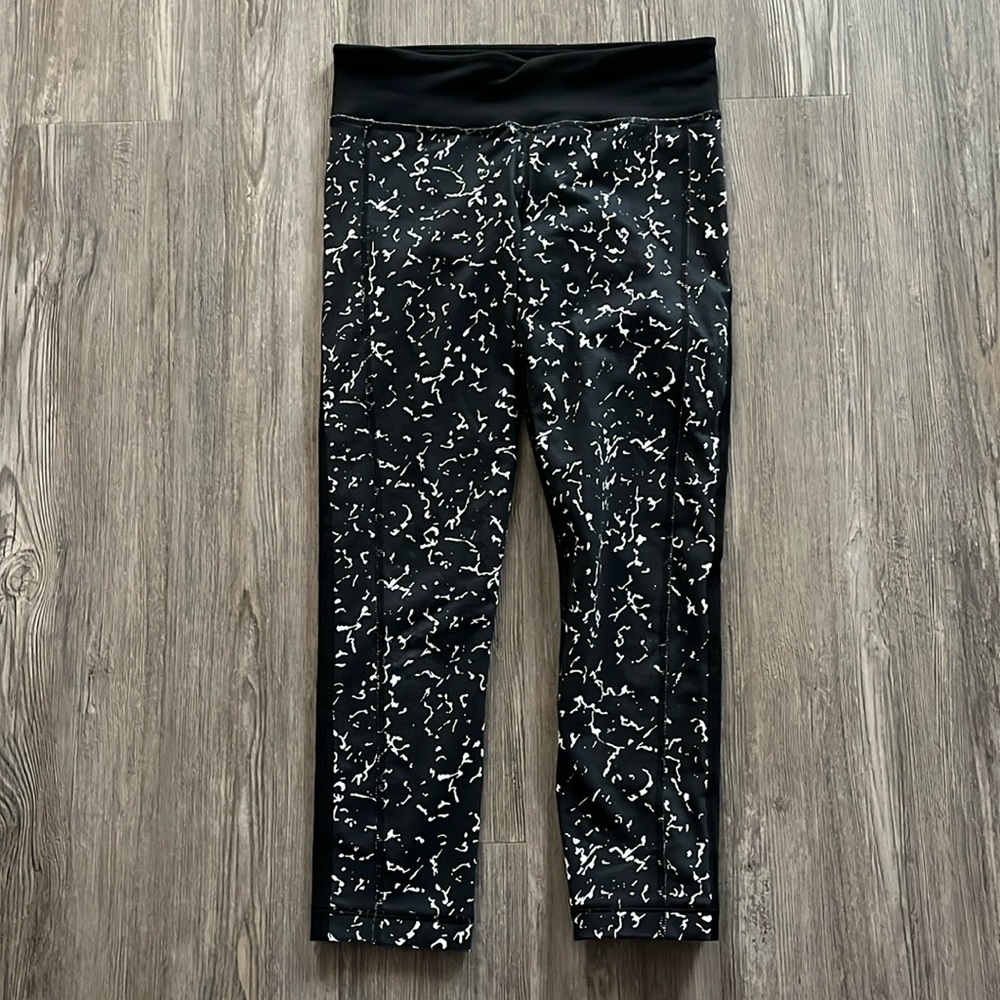 LADIES UNDER ARMOUR TIGHT FITTING LEGGINGS.  XS. BLACK/WHITE